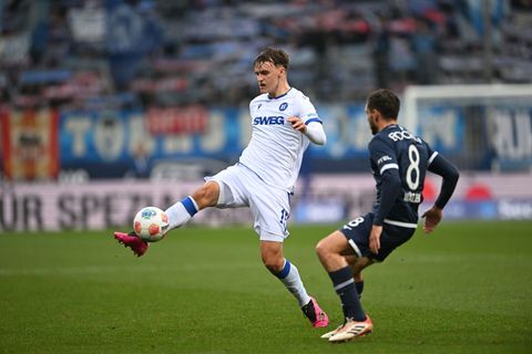 KSC-Talent Paul Scholl (l) stand zuletzt zweimal in der Startelf - und überzeugte. Foto: Fabian Strauch/dpa
