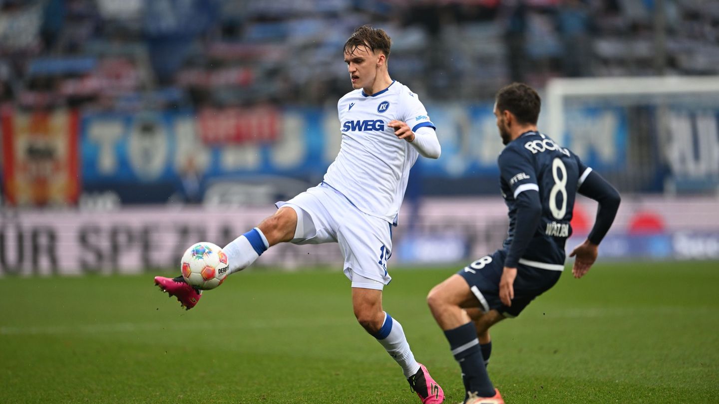 KSC-Talent Paul Scholl (l) stand zuletzt zweimal in der Startelf - und überzeugte. Foto: Fabian Strauch/dpa