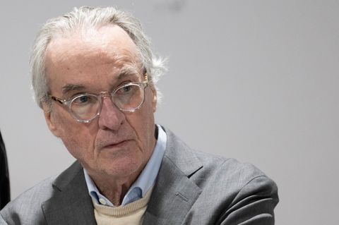 Der Hauptangeklagte Heinrich XIII. Prinz Reuß wies die Vorwürfe gegen ihn zurück. Foto: Boris Roessler/dpa POOL/dpa