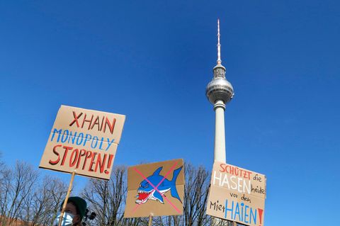 Miete: Protestplakate vor dem Fernsehturm Berlin
