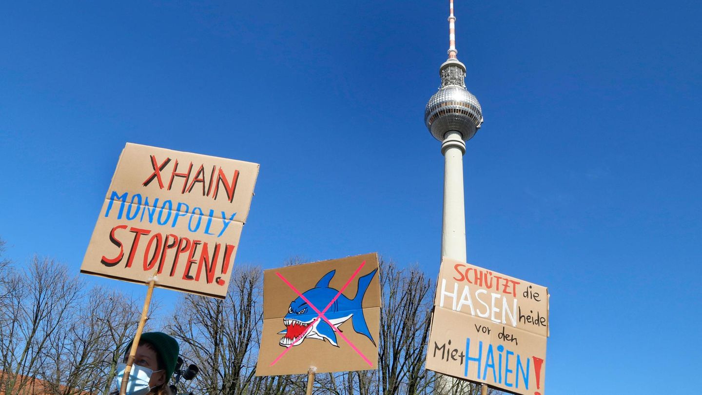Miete: Protestplakate vor dem Fernsehturm Berlin
