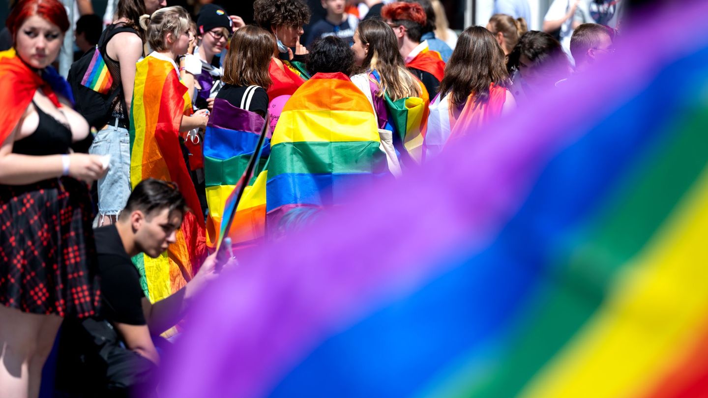 Queeres Leben gehört schon lange fest zu Bayern - die Staatsregierung braucht bei der Umsetzung des Aktionsplans aber viel Zeit.