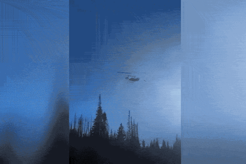 Ein Helikopter stürzt ab.