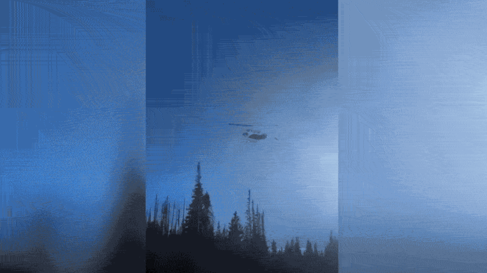 Ein Helikopter stürzt ab.