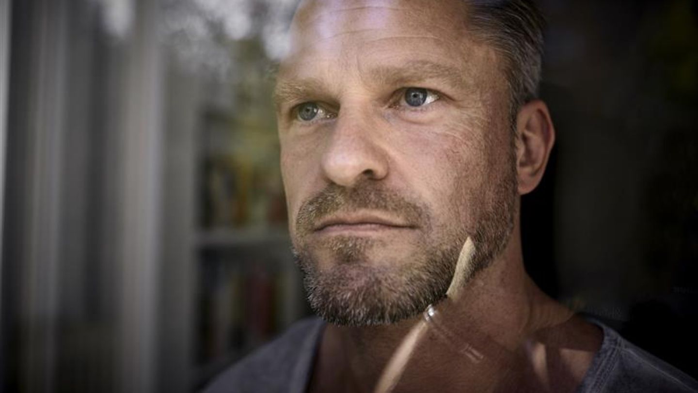 Hochbegabt: Ein Erwachsener steht am Fenster