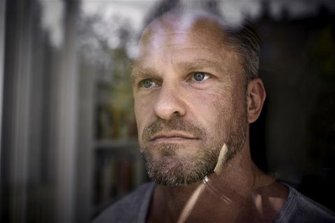 Hochbegabt: Ein Erwachsener steht am Fenster