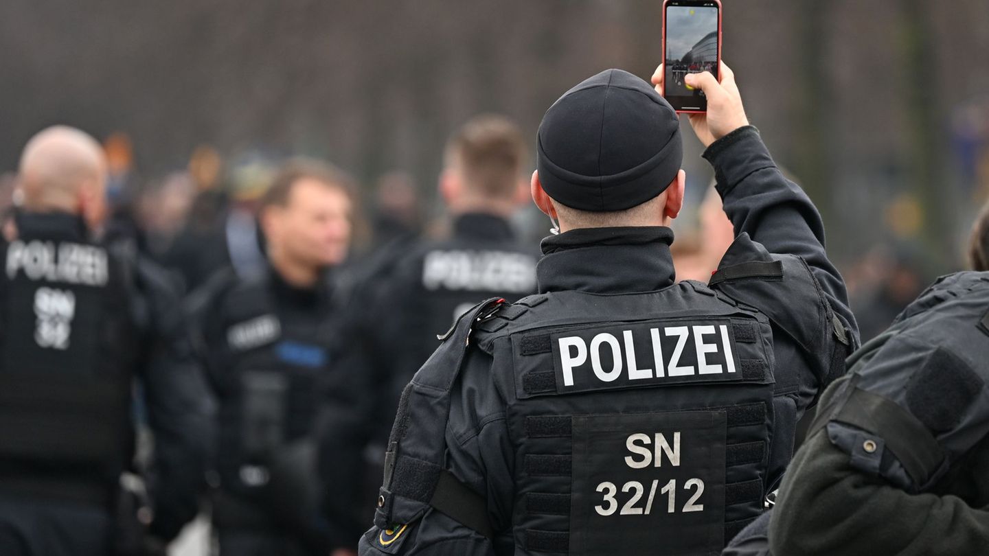 Polizisten nutzen im Dienst oft das Smartphone. In Mecklenburg-Vorpommern ist dieses Arbeitsmittel seit Sommer 2025 nicht nutzba
