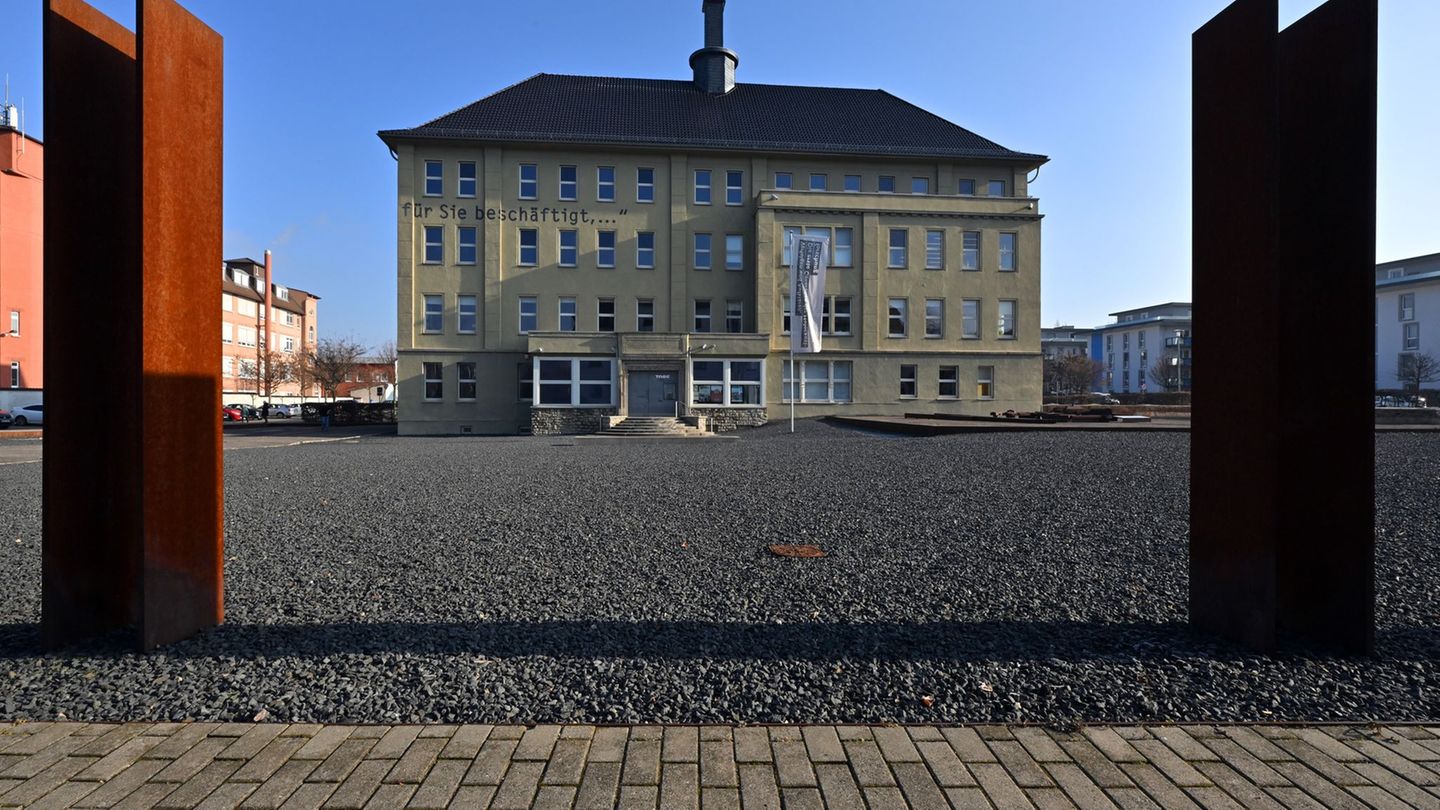 Die Dauerausstellung im Erinnerungsort Topf & Söhne in Erfurt ist überarbeitet worden. Foto: Martin Schutt/dpa