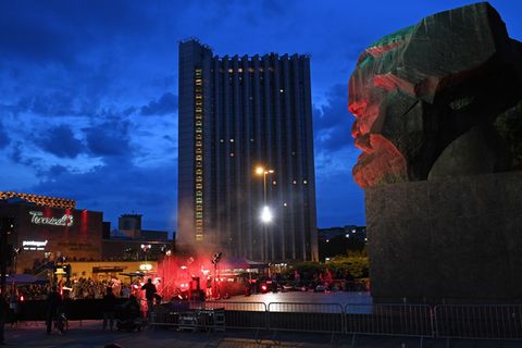 Blick auf das Congress Hotel unweit des Karl-Marx-Monuments in Chemnitz (Archivbild) Foto: Hendrik Schmidt/dpa-Zentralbild/dpa