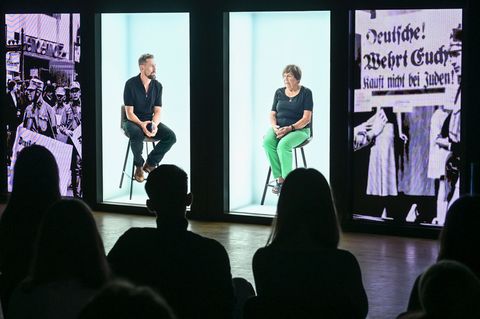 In Hologramm-Videos unterhalten sich Moderator Klaas Heufer-Umlauf und die Holocaust-Überlebende Ruth Winkelmann. Foto: Jens Kal