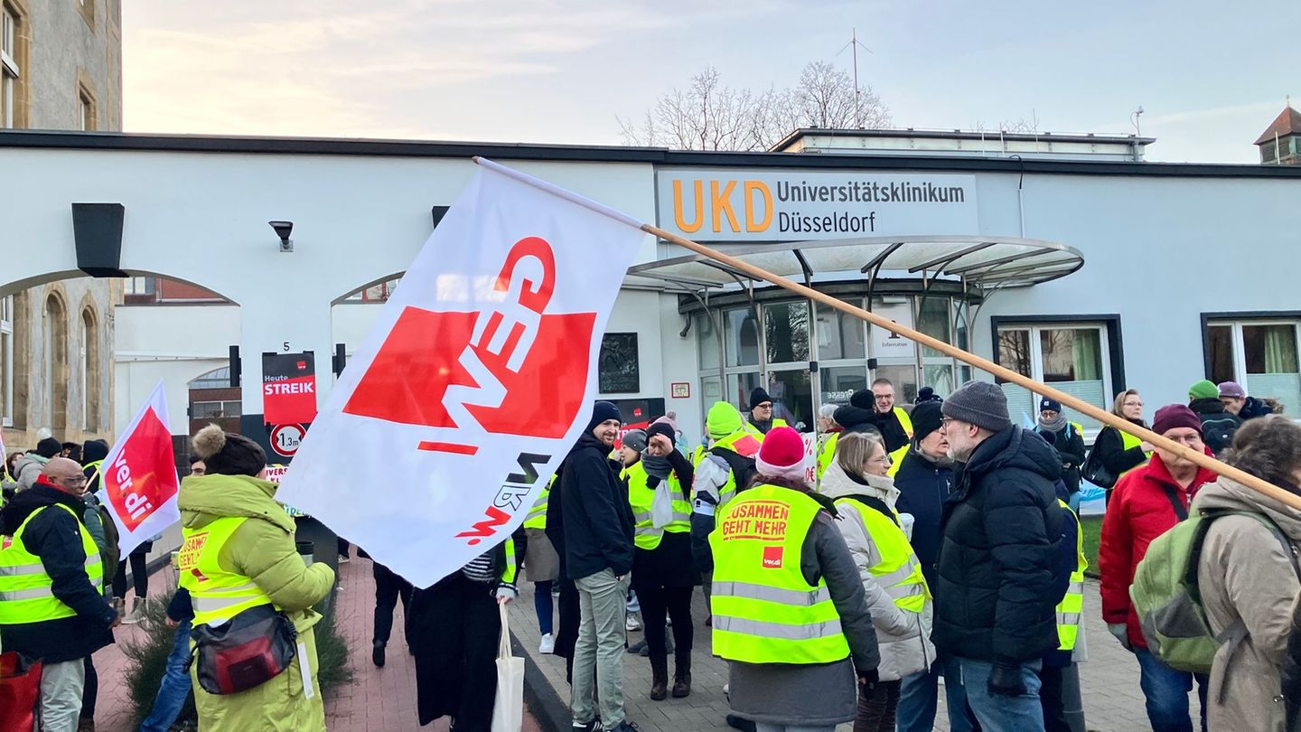Beschäftigte der Uniklinik Düsseldorf bei sich bereits an einem Warnstreik vor wenigen Tagen. (Archivbild) Foto: Volker Danisch/