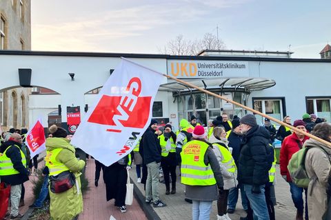 Beschäftigte der Uniklinik Düsseldorf bei sich bereits an einem Warnstreik vor wenigen Tagen. (Archivbild) Foto: Volker Danisch/