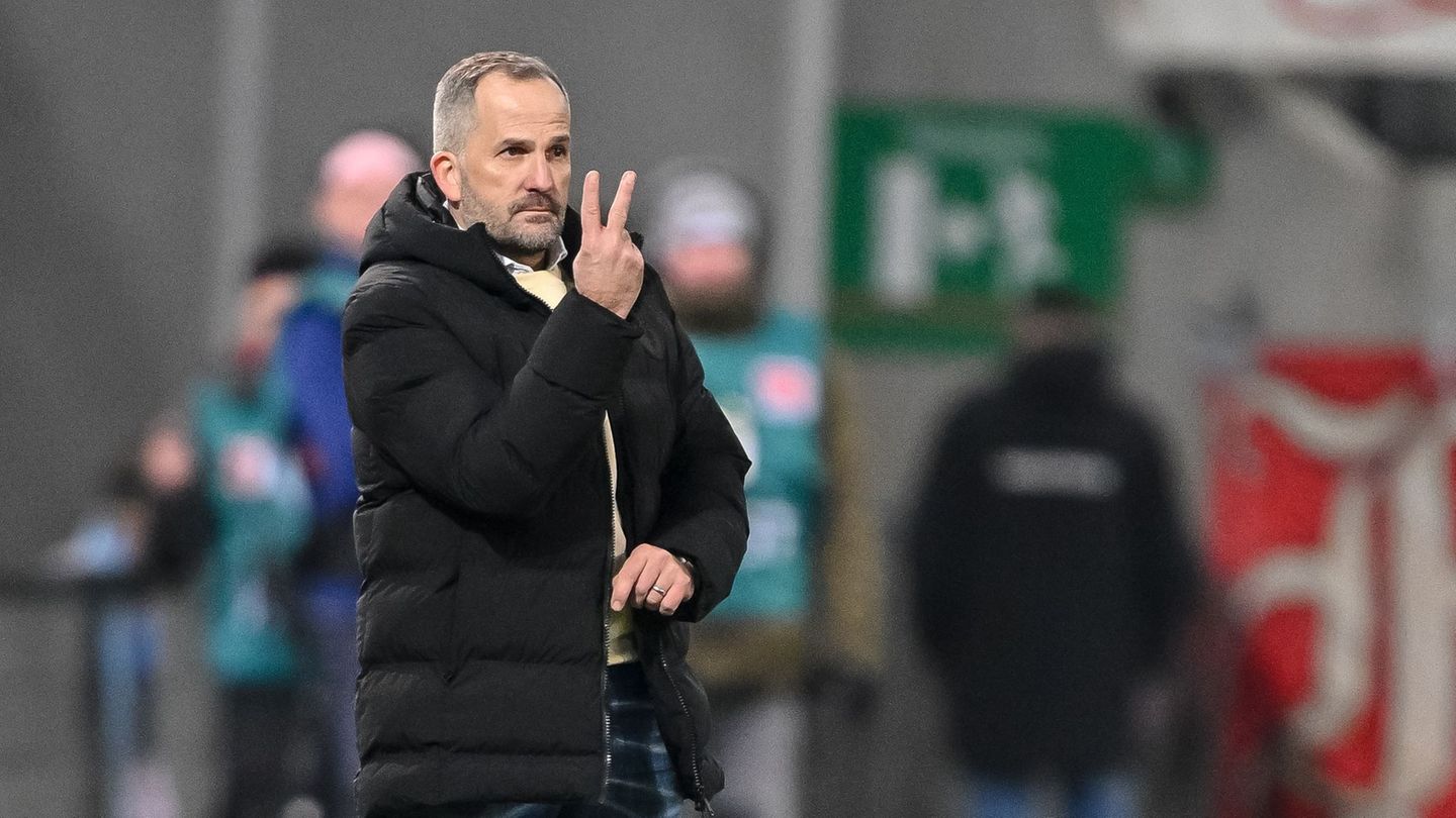 Manuel Baum tüftelt an der Augsburger Ausrichtung gegen den FC Bayern. Foto: Harry Langer/dpa