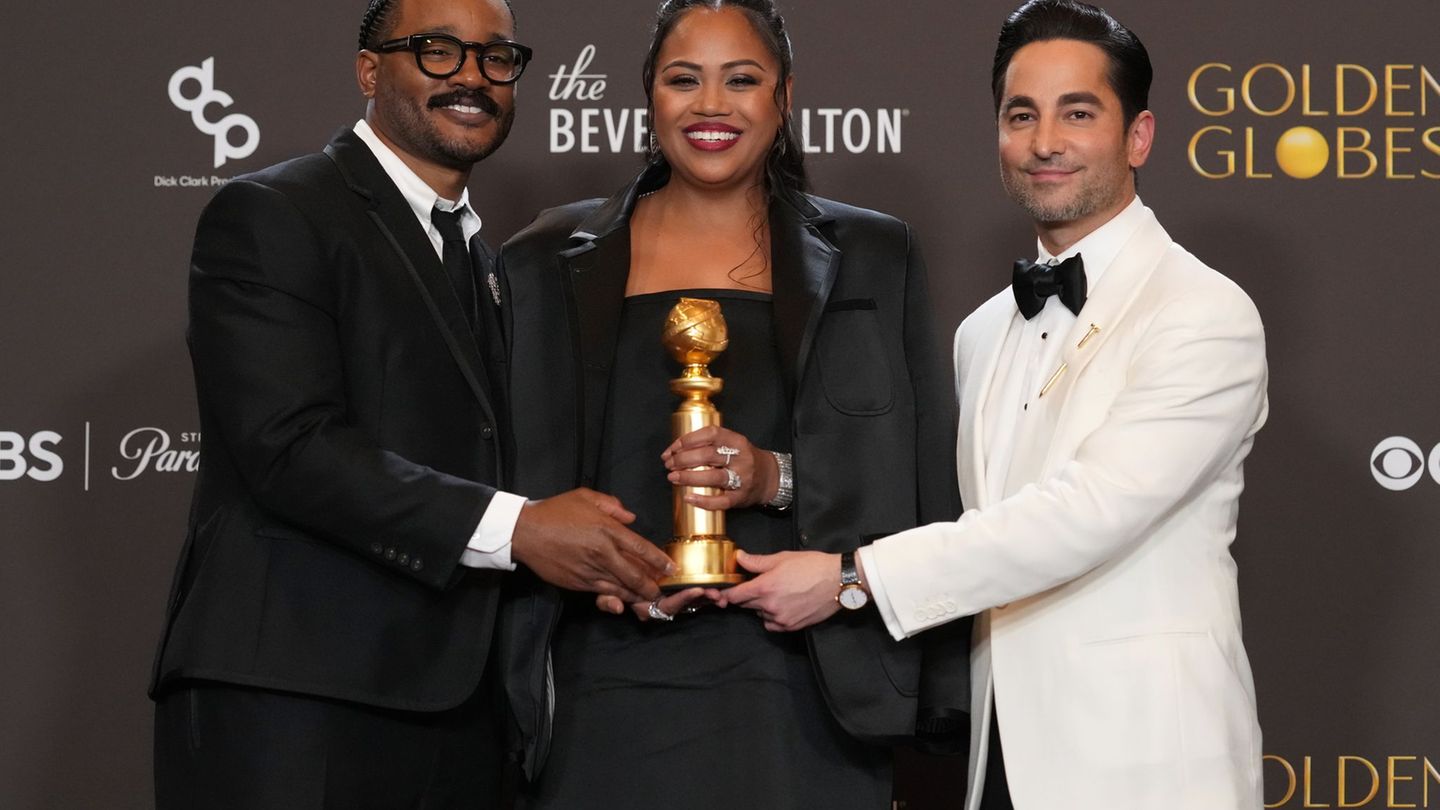 Ryan Coogler (l-r) und die Produzenten Zinzi Evans und Sev Ohanian vom Film "Sinners" bei den Globes. (Archivbild) Foto: Chris P