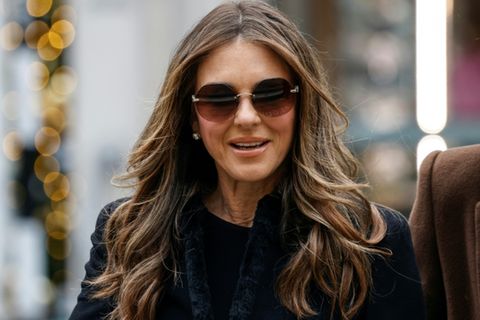 Elizabeth Hurley am Montag auf dem Weg zum Gericht