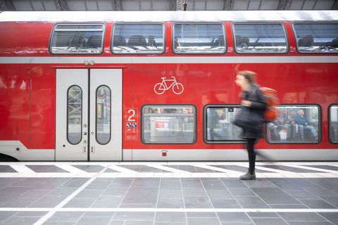 Der Regionalbahnverkehr auf der Strecke zwischen Frankfurt und Fulda wird wegen der Entschärfung einer Weltkriegsbombe bei Gelnh