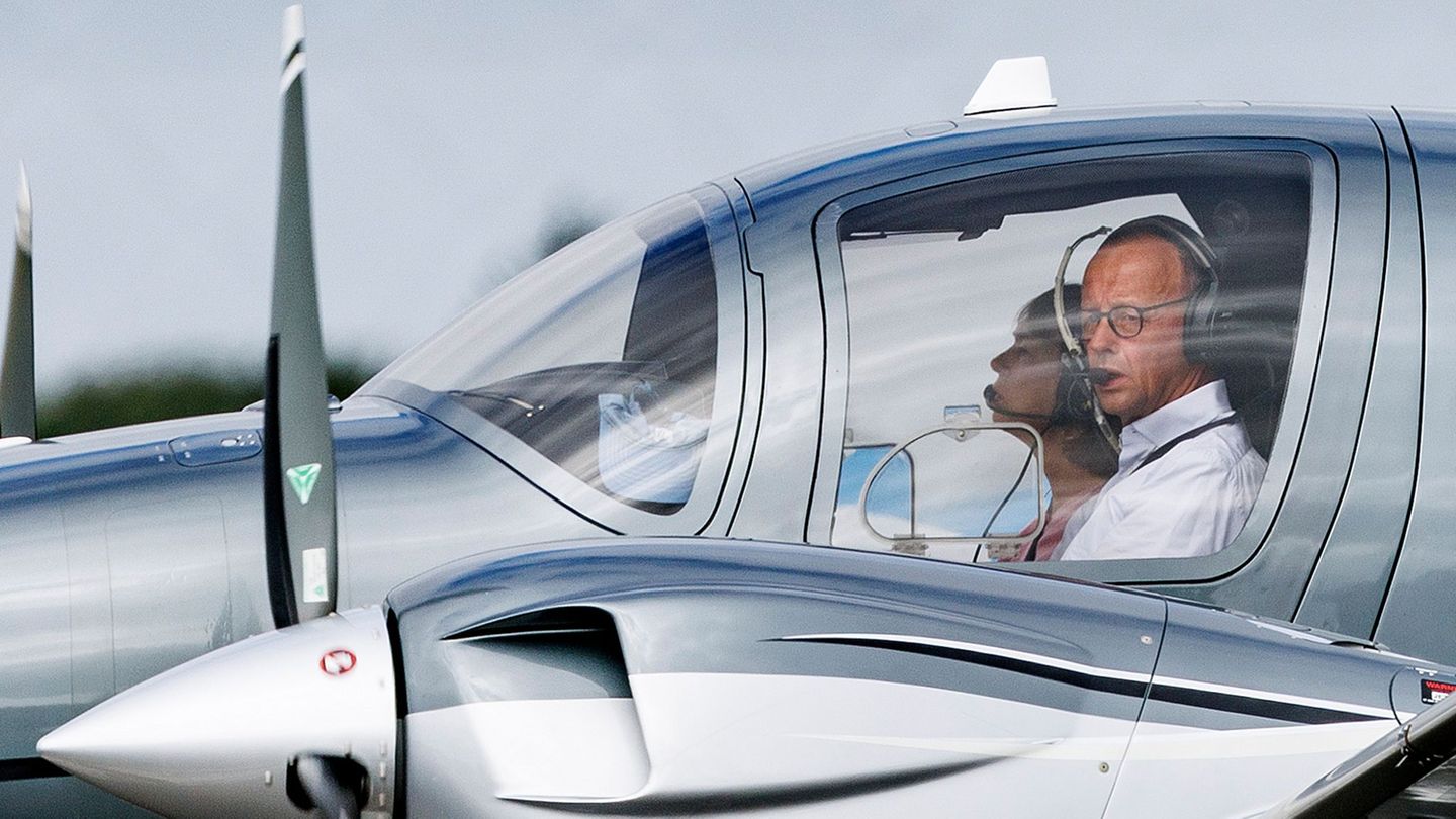 Die Polizei untersucht, ob drei Festgenommene das Privatflugzeug des Kanzlers beschädigen wollten. (Archivbild) Foto: Axel Heimk