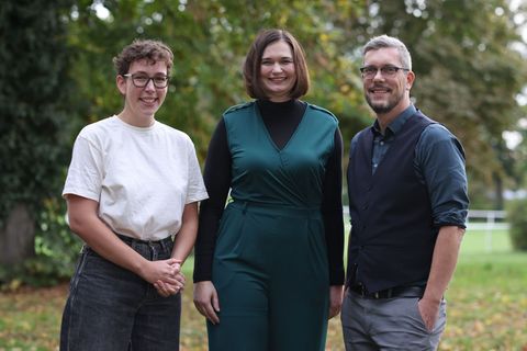 Die Bundestagsabgeordnete Claudia Müller (M) und der Landesvorsitzender Ole Krüger (r) kandidieren für die Spitzenplätze auf der