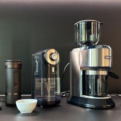 Kaffeemühle Test: Fünf beliebte Modelle auf einer Arbeitsplatte