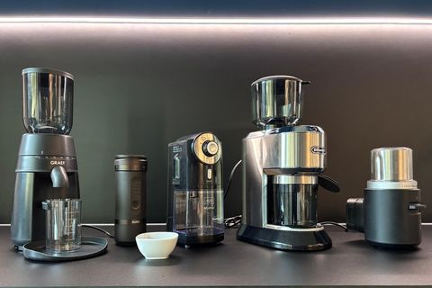 Kaffeemühle Test: Fünf beliebte Modelle auf einer Arbeitsplatte