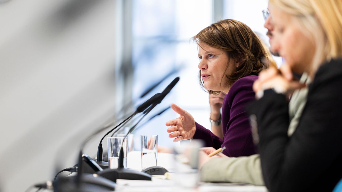 Kultusministerin Hamburg stellt die Zahlen zum laufenden Schuljahr vor. Foto: Michael Matthey/dpa