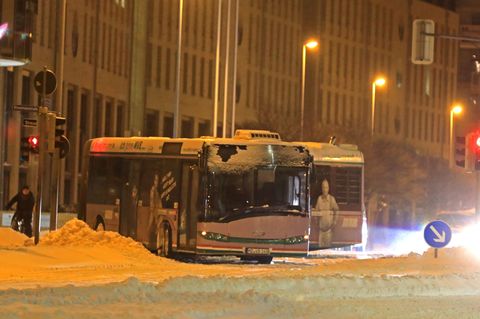 Wegen technischer Probleme fallen Fahrten von Bussen aus. (Archivbild) Foto: Peter Gercke/dpa-Zentralbild/dpa
