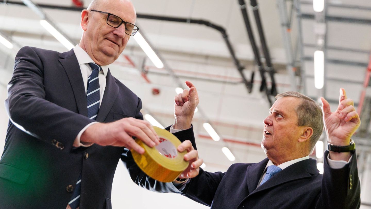 Dietmar Woidke (SPD), Ministerpräsident von Brandenburg, besucht Orafol. Foto: Carsten Koall/dpa