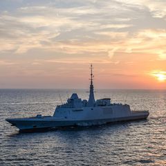 Die französische Fregatte FS Provence (D652) vor der Küste von Toulon