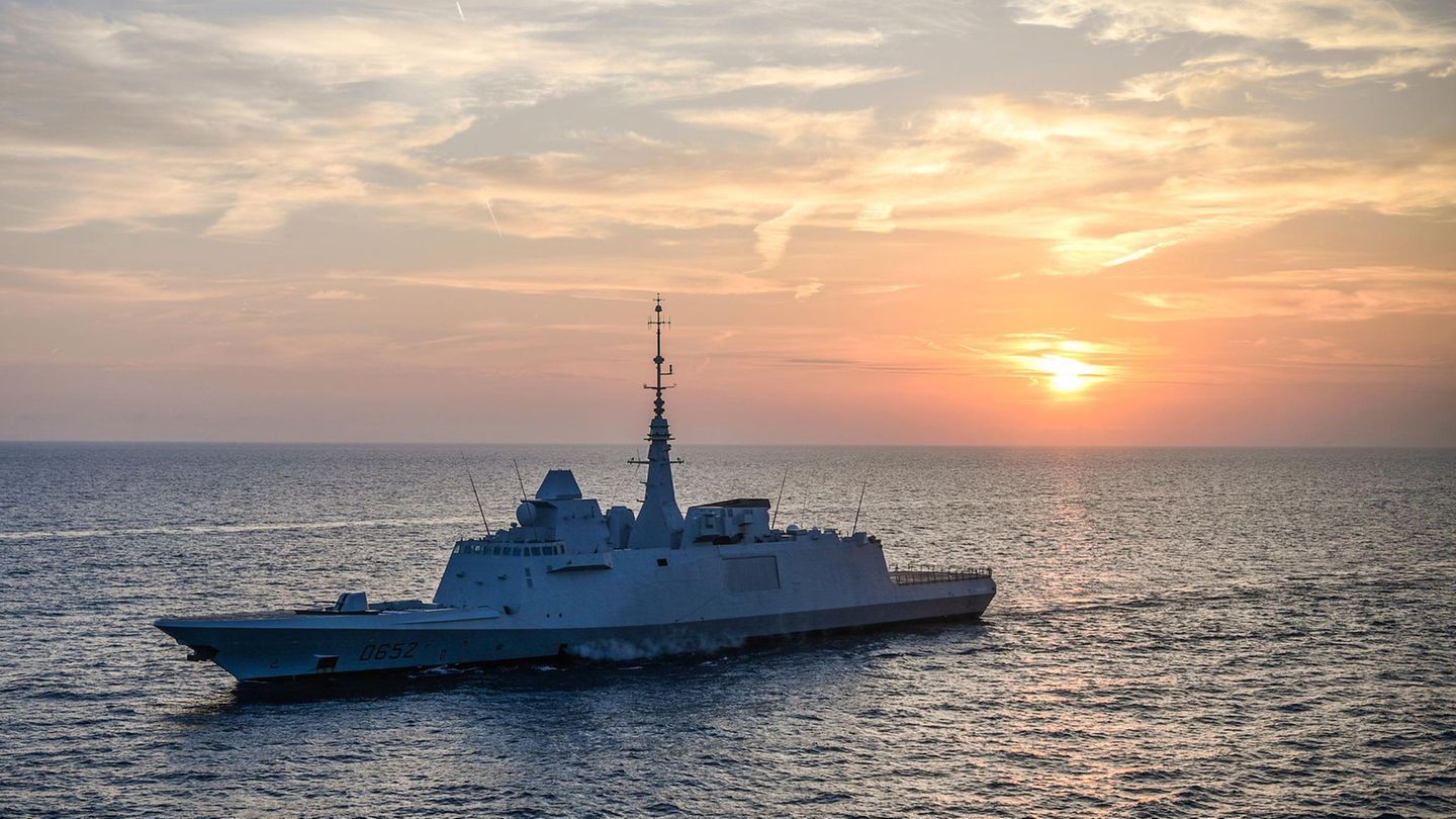 Die französische Fregatte FS Provence (D652) vor der Küste von Toulon