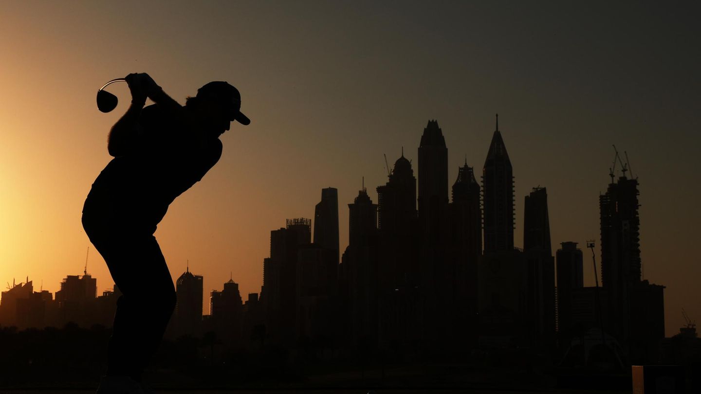 Dubai, Vereinigte Arabische Emirate. Fast wirkt es, als wolle Romain Langasque den Golfball über die ganze Stadt dreschen. Tatsächlich peilt der Franzose nur beim eintägigen Golfturnier Hero Dubai Desert Classic 2026 Loch 8 an