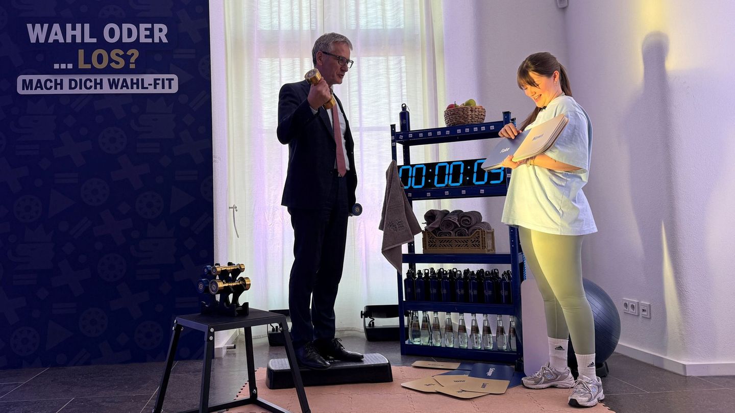 Landtagspräsident Hendrik Hering wirbt im "Wahl-Gym" für die Stimmabgabe bei der Landtagswahl am 22. März. Foto: Ira Schaible/dp