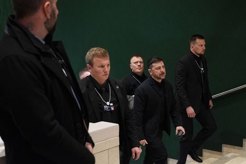 Der ukrainische Präsident Selenskyj in Davos, wo er sagte, dass Vertreter der USA, der Ukraine und Russlands über Bedingungen fü