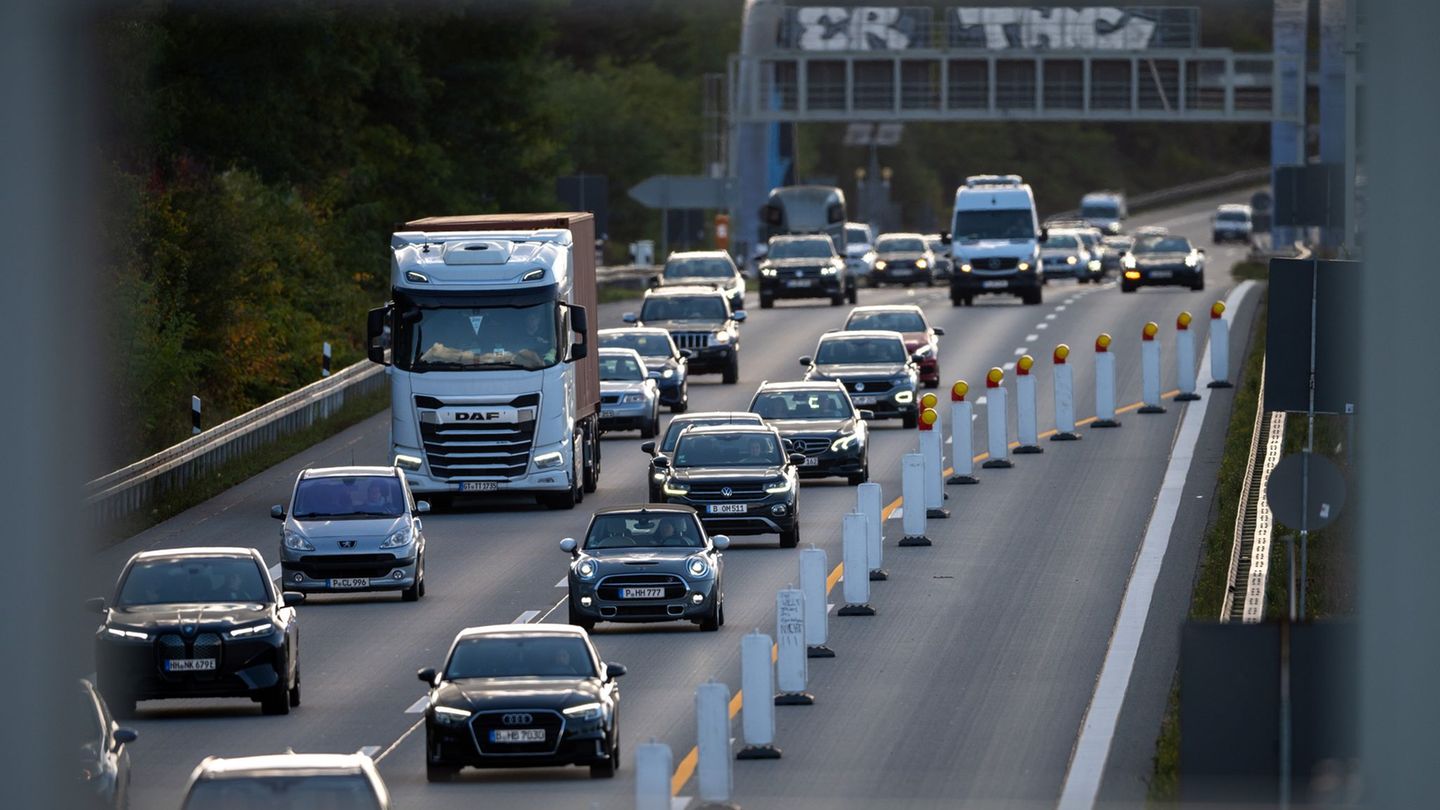 Die Bauarbeiten auf der A115 im Berliner Westen dauern deutlich länger als zuvor angenommen. (Archivbild) Foto: Soeren Stache/dp