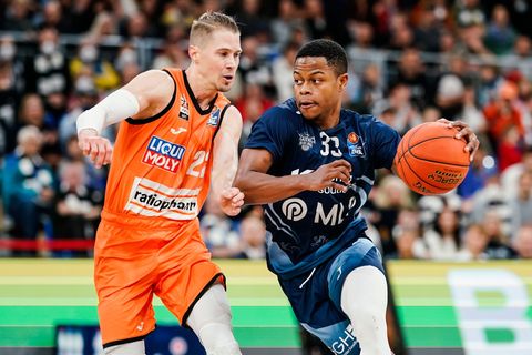 Eric Washington (r.) wechselt von Jena nach Chemnitz. (Archivbild) Foto: Uwe Anspach/dpa