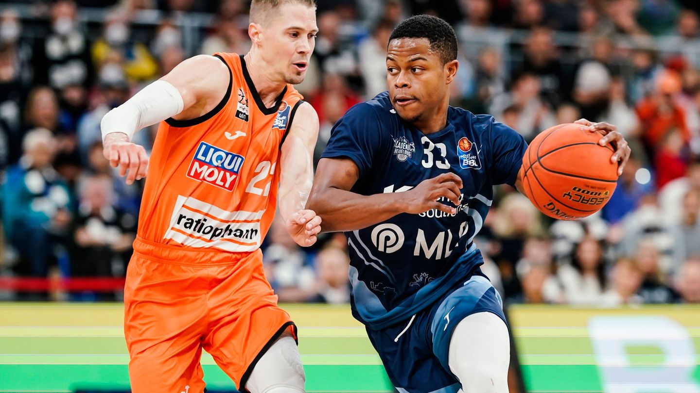 Eric Washington (r.) wechselt von Jena nach Chemnitz. (Archivbild) Foto: Uwe Anspach/dpa
