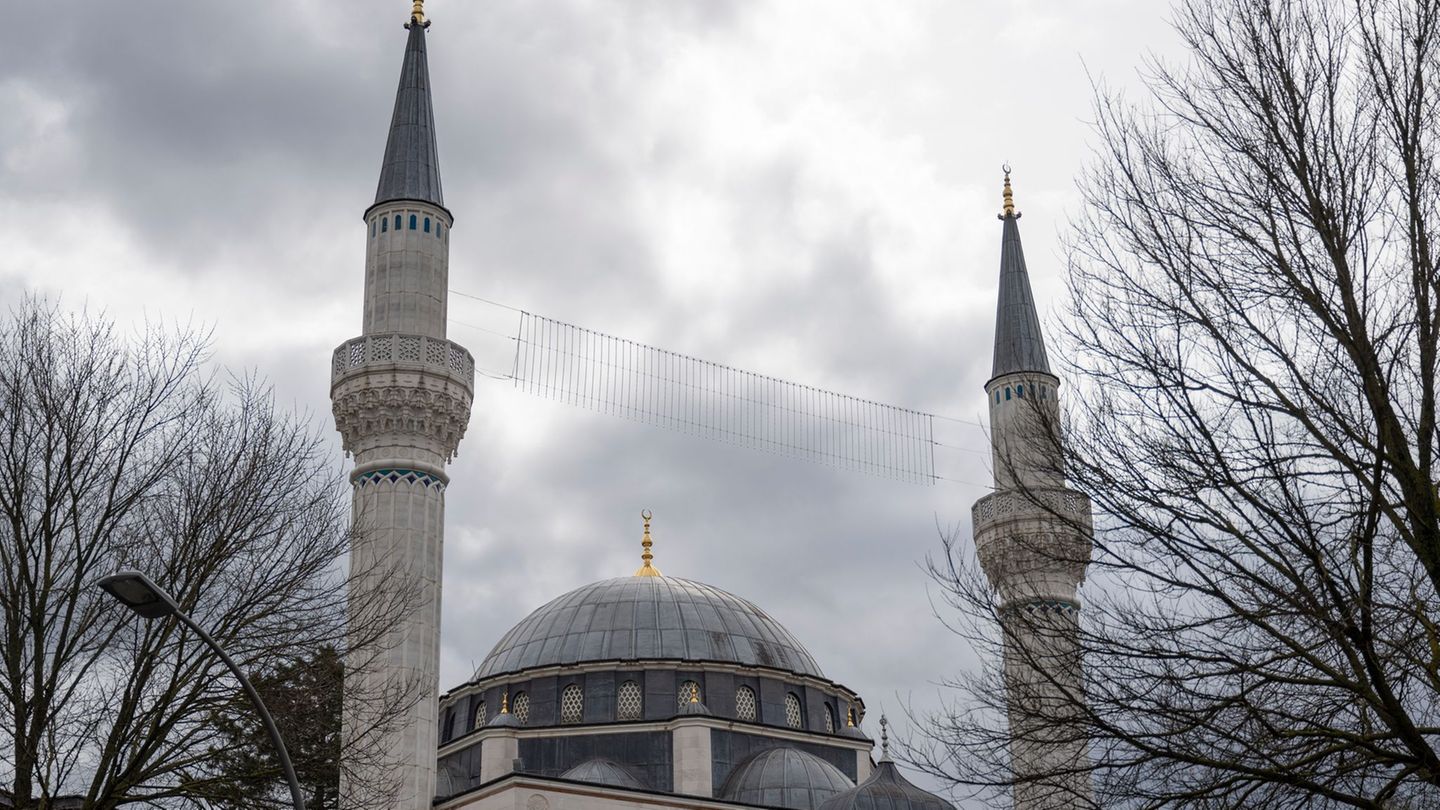 In der Sehitlik-Moschee soll es ein Trauergebet geben. (Archivbild) Foto: Christophe Gateau/dpa