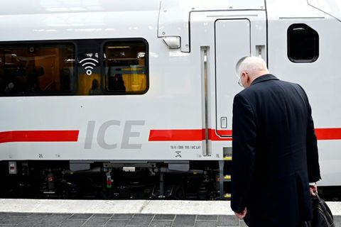 Passagier vor einem Zug am Berliner Ostbahnhof