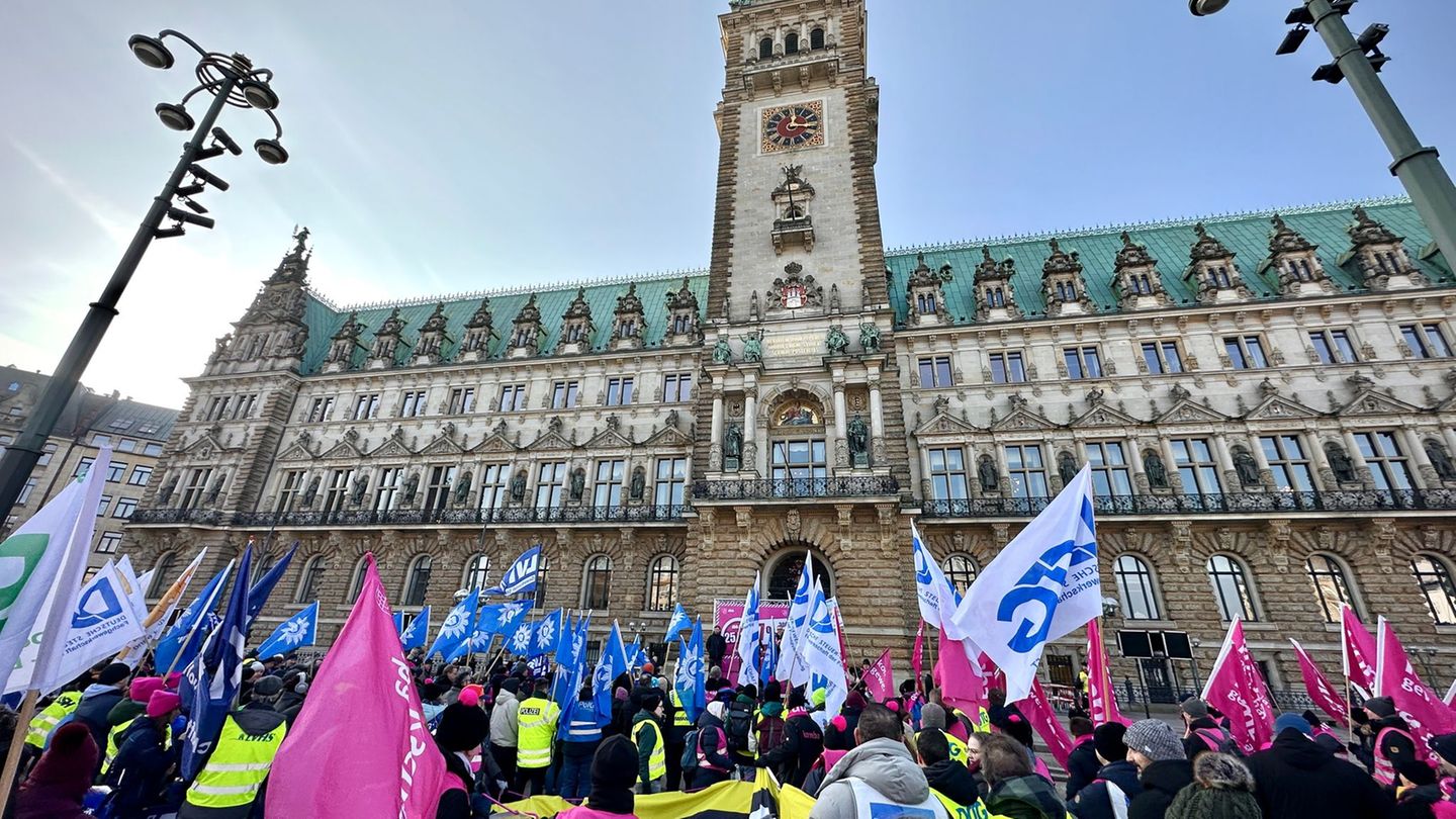 5.000 Stellen in der Hamburger Verwaltung sind laut Beamtenbund dbb derzeit unbesetzt. Foto: Steven Hutchings/-/dpa