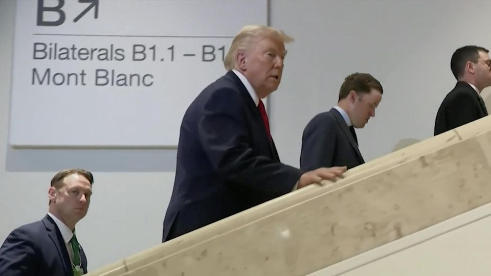 Donald Trump auf einer Treppe.