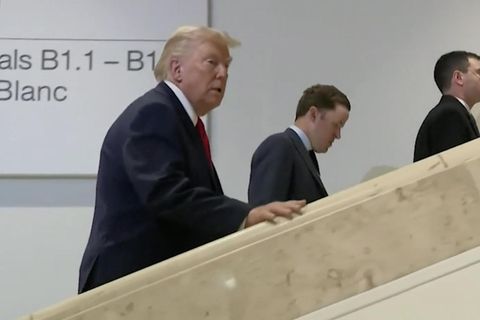 Donald Trump auf einer Treppe.