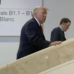 Donald Trump auf einer Treppe.
