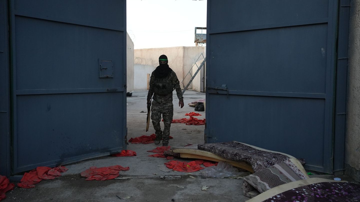 Leere Zellen und zurückgelassene Häftlingskleidung im al-Schaddadi-Gefängnis Anfang der Woche. Foto: Moawia Atrash/dpa