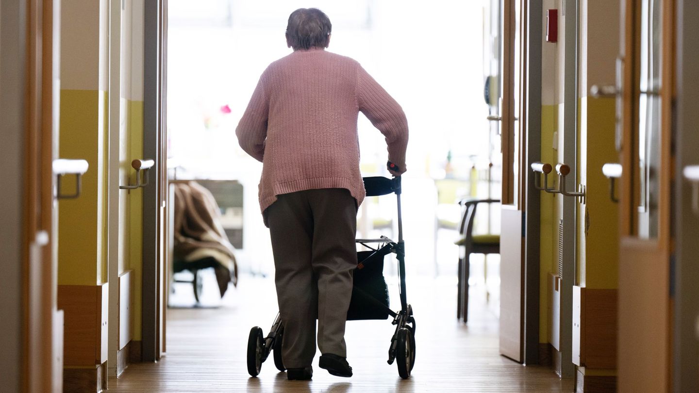 Die monatliche Eigenbeteiligung für Pflegebedürftige im Pflegeheim ist in Sachsen gestiegen (Symbolbild) Foto: Sebastian Kahnert