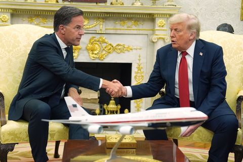 Bisher sind nur Fragmente über den Deal bekannt. (Archivbild) Foto: Evan Vucci/AP/dpa