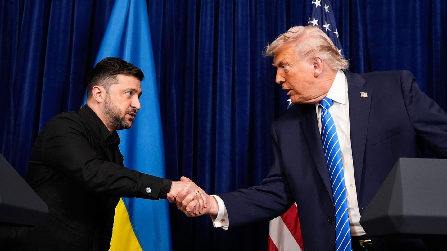 Donald Trump und Wolodymyr Selenskyj schütteln sich die Hände bei einem Treffen in Florida im Dezember 2025
