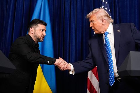 Donald Trump und Wolodymyr Selenskyj schütteln sich die Hände bei einem Treffen in Florida im Dezember 2025