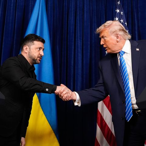 Donald Trump und Wolodymyr Selenskyj schütteln sich die Hände bei einem Treffen in Florida im Dezember 2025