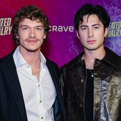 Connor Storrie (l.) und Hudson Williams spielen in "Heated Rivalry" zwei rivalisierende Eishockeyspieler, die sich ineinander