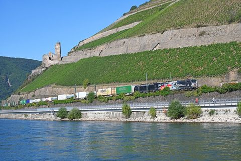 Die rechtsrheinische Bahnstrecke, die von Juli bis Dezember generalsaniert werden soll, führt an zahlreichen Burgen vorbei. (Arc