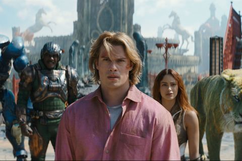 Der Brite Nicholas Galitzine (M) spielt Prinz Adam, der mit Hilfe seines Zauberschwerts zum mächtigen Superhelden He-Man wird. F